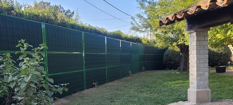 mur anti bruit bruit de route intense.